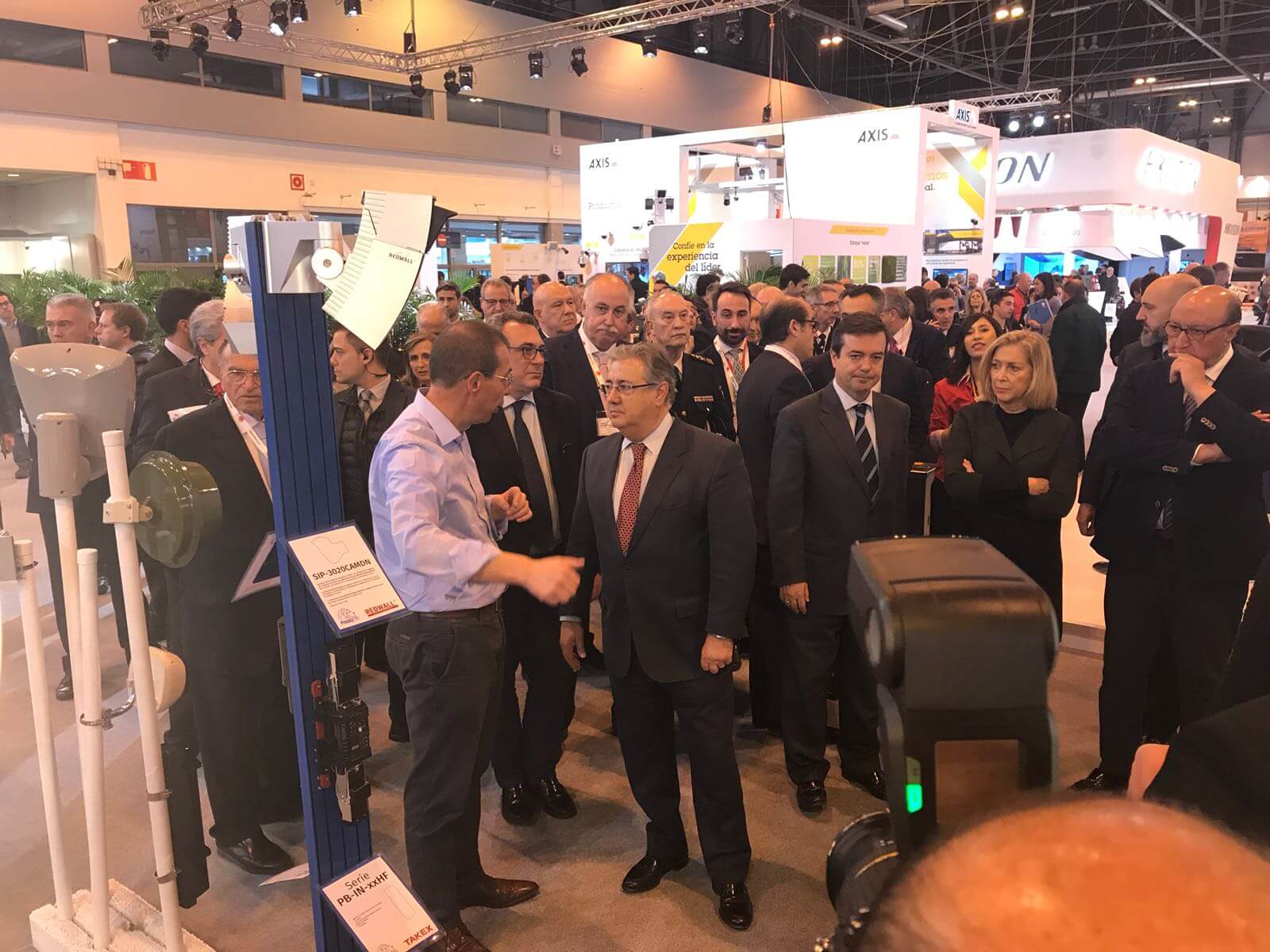 El stand de BUNKER SEGURIDAD es visitado por Juan Ignacio Zoido El ministro Zoido visita el stand de BUNKER SEGURIDAD en SICUR 2018
