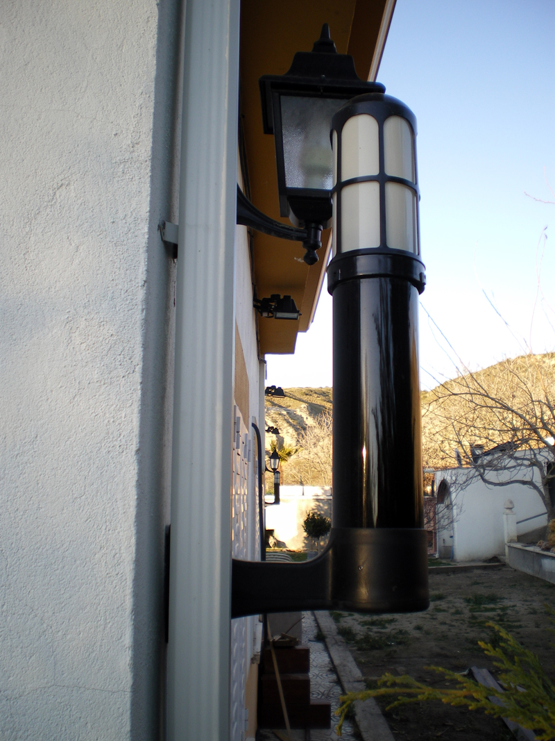 CAVW - Colonna perimetrale tipo faro (180°), montaggio a parete, per nascondere le barriere a infrarossi di 2 raggi CAVW - Colonna perimetrale tipo faro (180°), montaggio a parete, per nascondere le barriere a infrarossi di 2 raggi