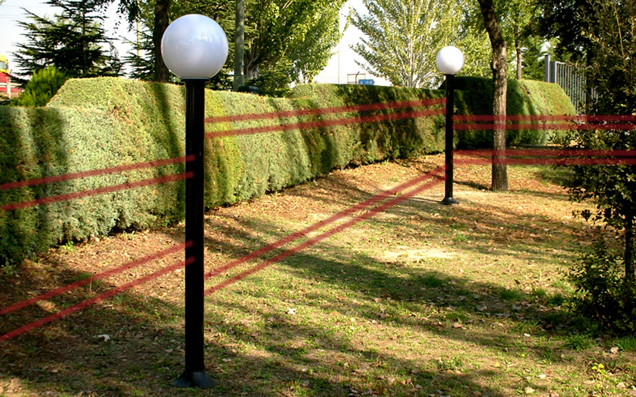 MALTA – Colonna tipo lampada (180°) per barriere ad IR di due raggi
